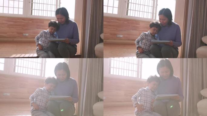 母子俩在客厅用iPad玩游戏