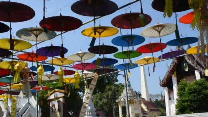 悬挂在泰国暖武里府Wat Prasat的Loy kathong节上的雨伞