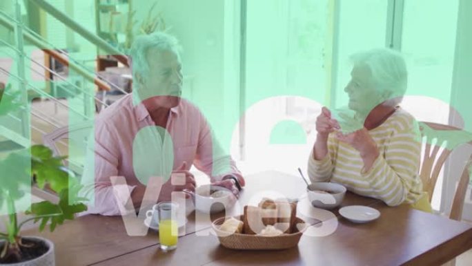 红色和白色的共鸣动画在快乐的高加索高级夫妇在家吃早餐