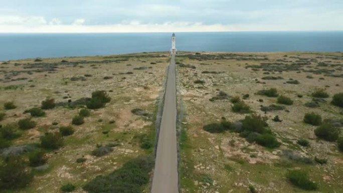 福门特拉岛的巴巴利亚角灯塔。用无人机接近。