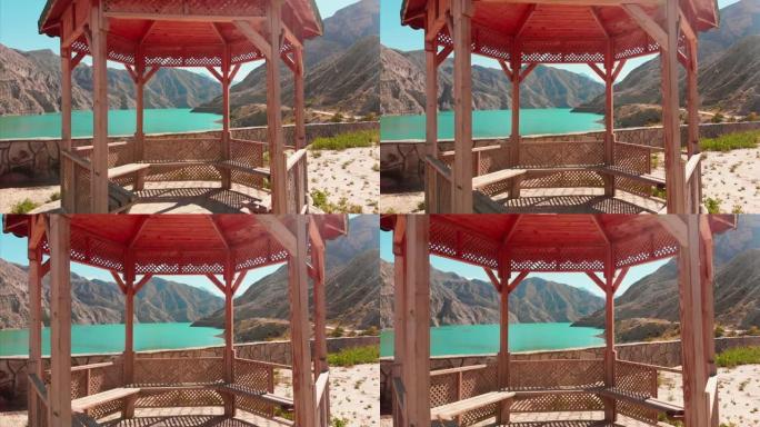 电影放大景观木制露台设计休息站，路边有风景优美的全景框架，可以看到土耳其阳光山