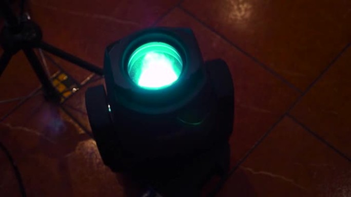 用彩色自动旋转RGB投影仪发光二极管在黑暗中发光。夜总会照明设备镜头