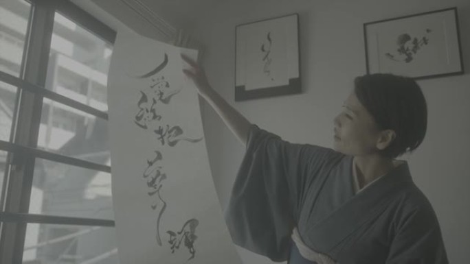 一位有书法绘画的日本女子