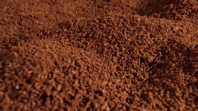 一堆碎咖啡豆，特写。天然产物。煮咖啡的食谱。新鲜磨碎的谷物。咖啡因含量高。