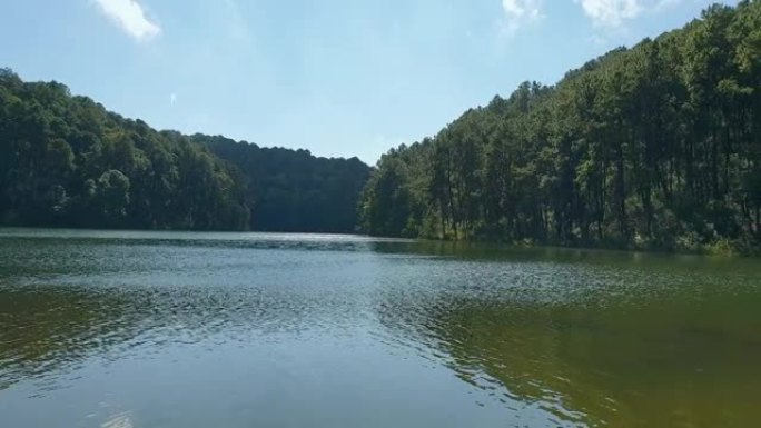 泰国湄宏顺国家公园水库湖郁郁葱葱的自然景观慢动作