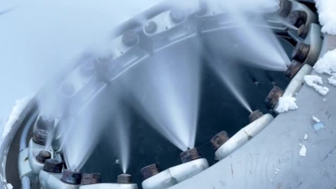 雪炮喷射的特写视频冻结了水，并制作了人造雪，以覆盖滑雪胜地的斜坡。4k新的冬季准备。