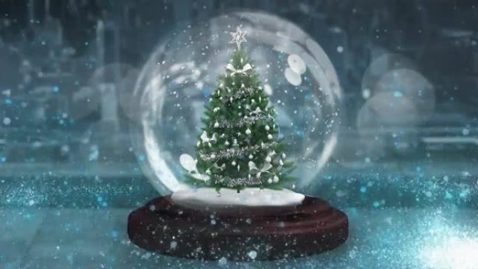 蓝色流星在木制表面上的雪球中绕着圣诞树旋转