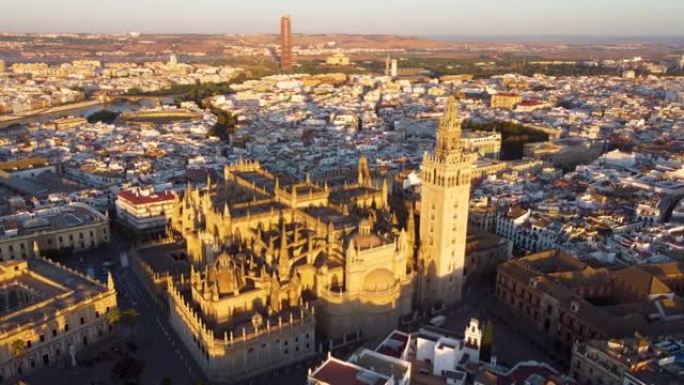 塞维利亚大教堂。无人机拍摄美丽的西班牙城市塞维利亚日出，UHD，4K