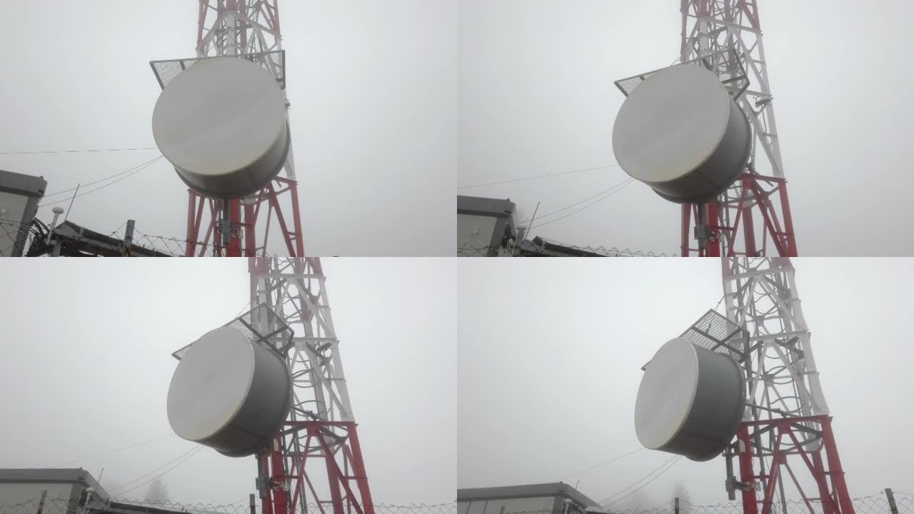 雾中的电塔和线路。电信和互联网提供商设备