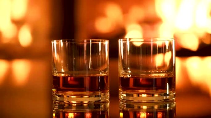 壁炉背景上的两杯威士忌。