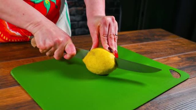 女人在砧板上烤柠檬