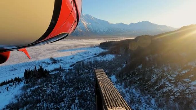 空中直升机视图开裂史诗冰川深裂缝，未受影响的高山野生自然景观在太阳日
