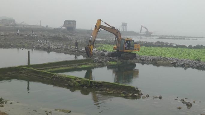 实拍海产养殖池拆除