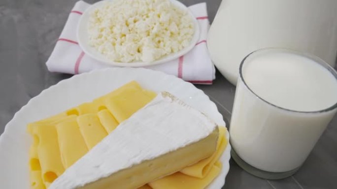 牛奶。奶制品。将奶酪和牛奶倒入玻璃杯中。奶酪、牛奶