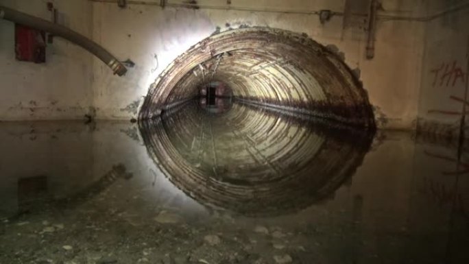 半淹没的导弹发射井隧道可进行冒险潜水