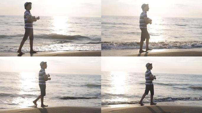 十几岁的男孩在日落时在海滩上散步