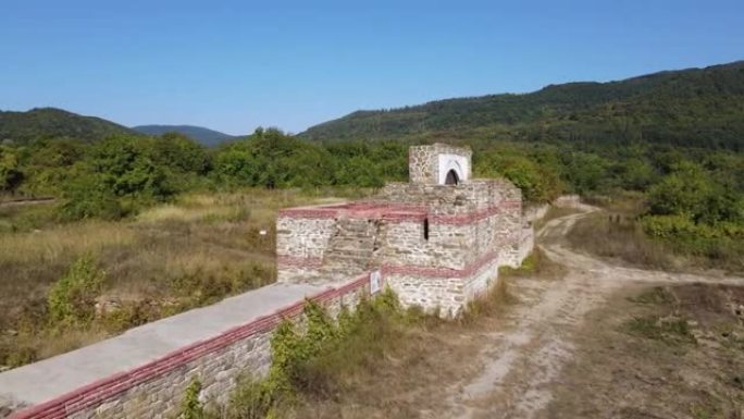 保加利亚洛美茨村附近的古罗马索斯特拉堡垒遗址的鸟瞰图