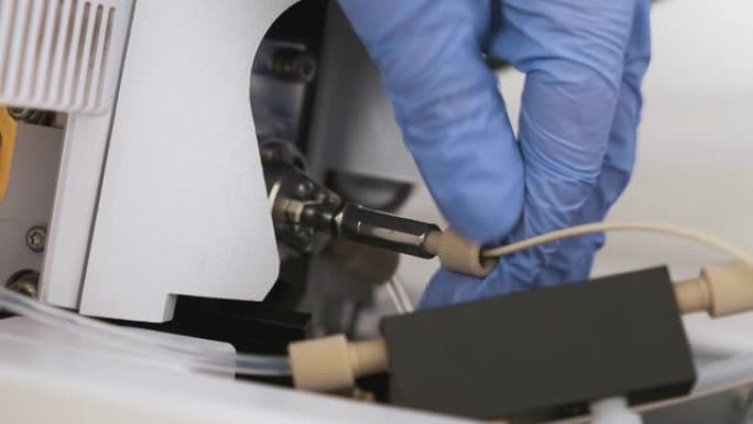 关闭实验室工作人员将毛细管拧入质量检测器离子源中的雾化器针。LC MS qTOF的维护或清洁