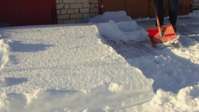 木铲的特写镜头将积雪从地面上摇了下来。