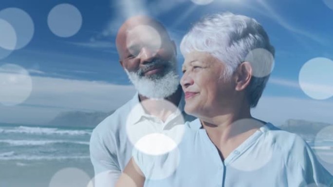 快乐的高级黑人夫妇在海滩上拥抱亮点的动画