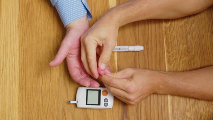 桌子上测量糖尿病患者的手的俯视图。