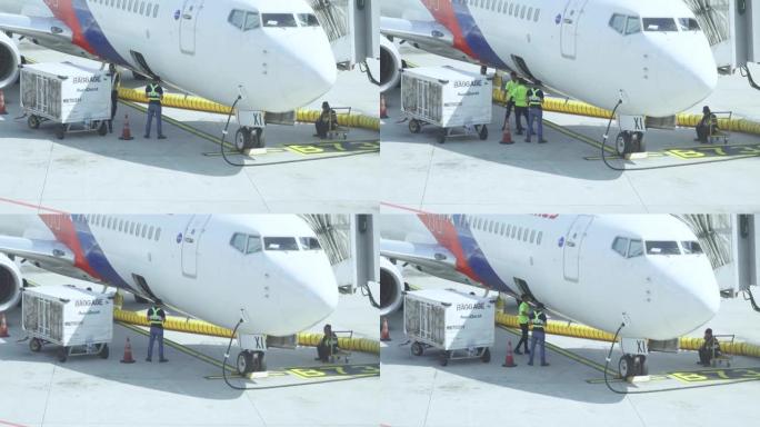 机场工作人员正在装载旅客行李