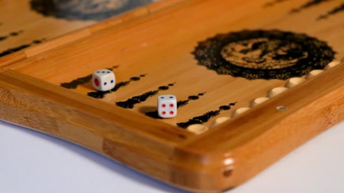 骰子落在双陆棋板上，两个是三个。