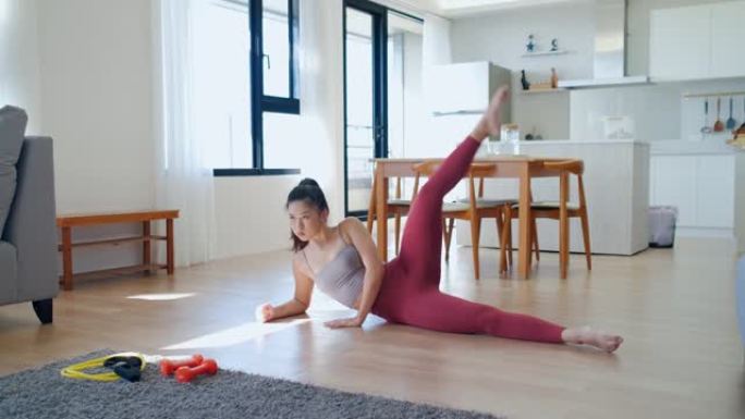 亚洲妇女在家锻炼热身练臀减肥