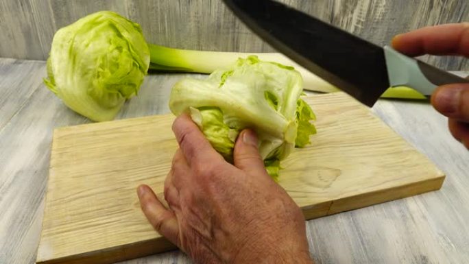 切成半颗卷心莴苣，煮蔬菜