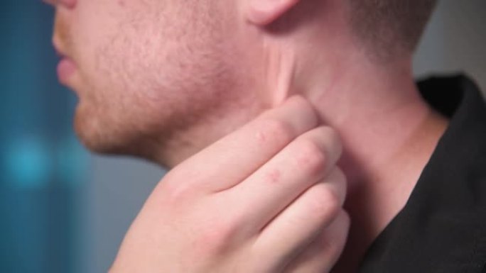 年轻的白人男性理疗师做自我颈部按摩。亲自展示健康促进