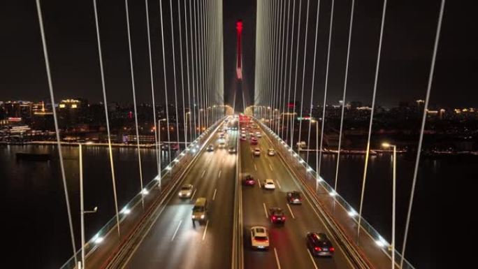 夜间地标桥上的高速公路交通的无人机鸟瞰图