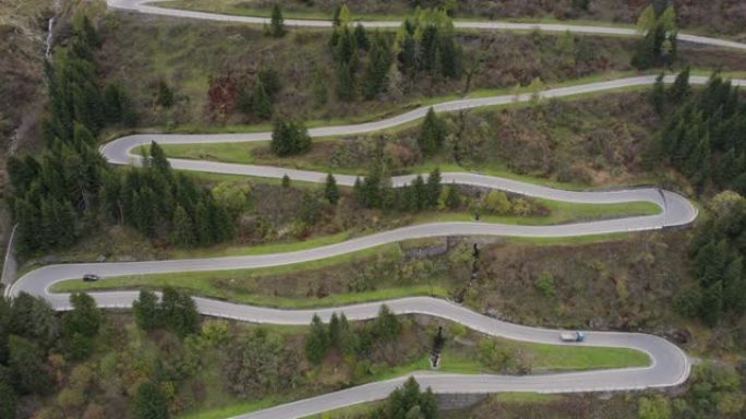 瑞士阿尔普山脉圣贝纳迪诺山口的蜿蜒道路