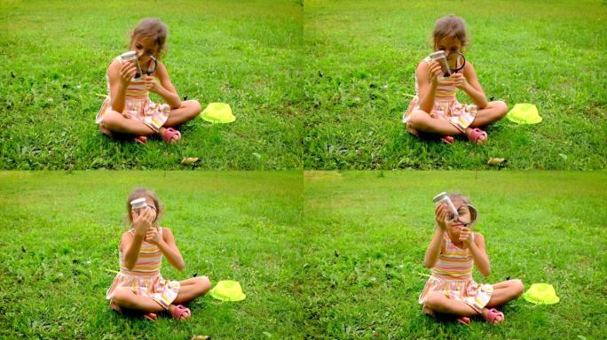 一个小女孩用蝴蝶网捉蝴蝶。选择性聚焦。自然。