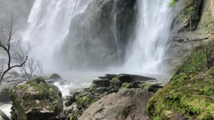 强大的瀑布森林海氧吧瀑布溪流水