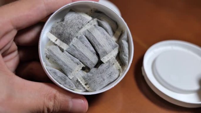 Snus，在挪威和瑞典广泛消费的湿粉末烟草产品