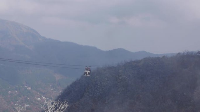 缆车载着人们穿越日本箱根的火山山脉