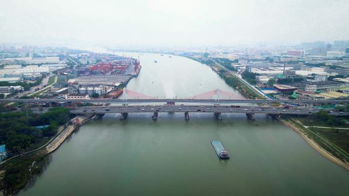 航拍广州地铁7号线经过大桥近景远景