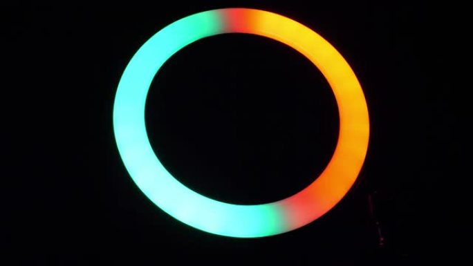 环形RGB灯闪烁着红色和绿色的灯。