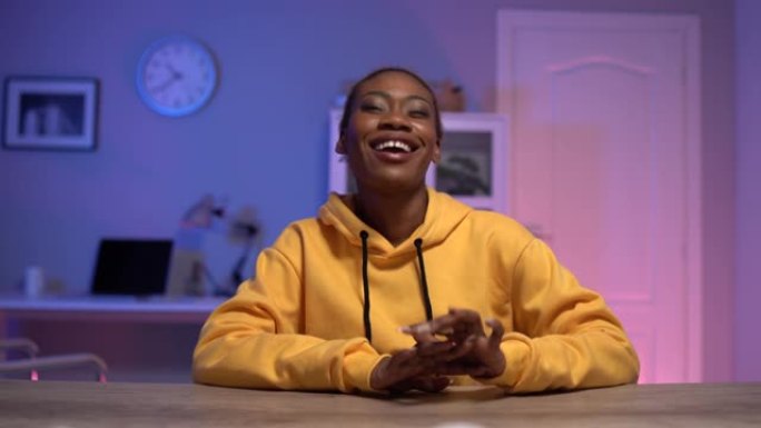 非裔美国人Vlogger为她的节目录制直播