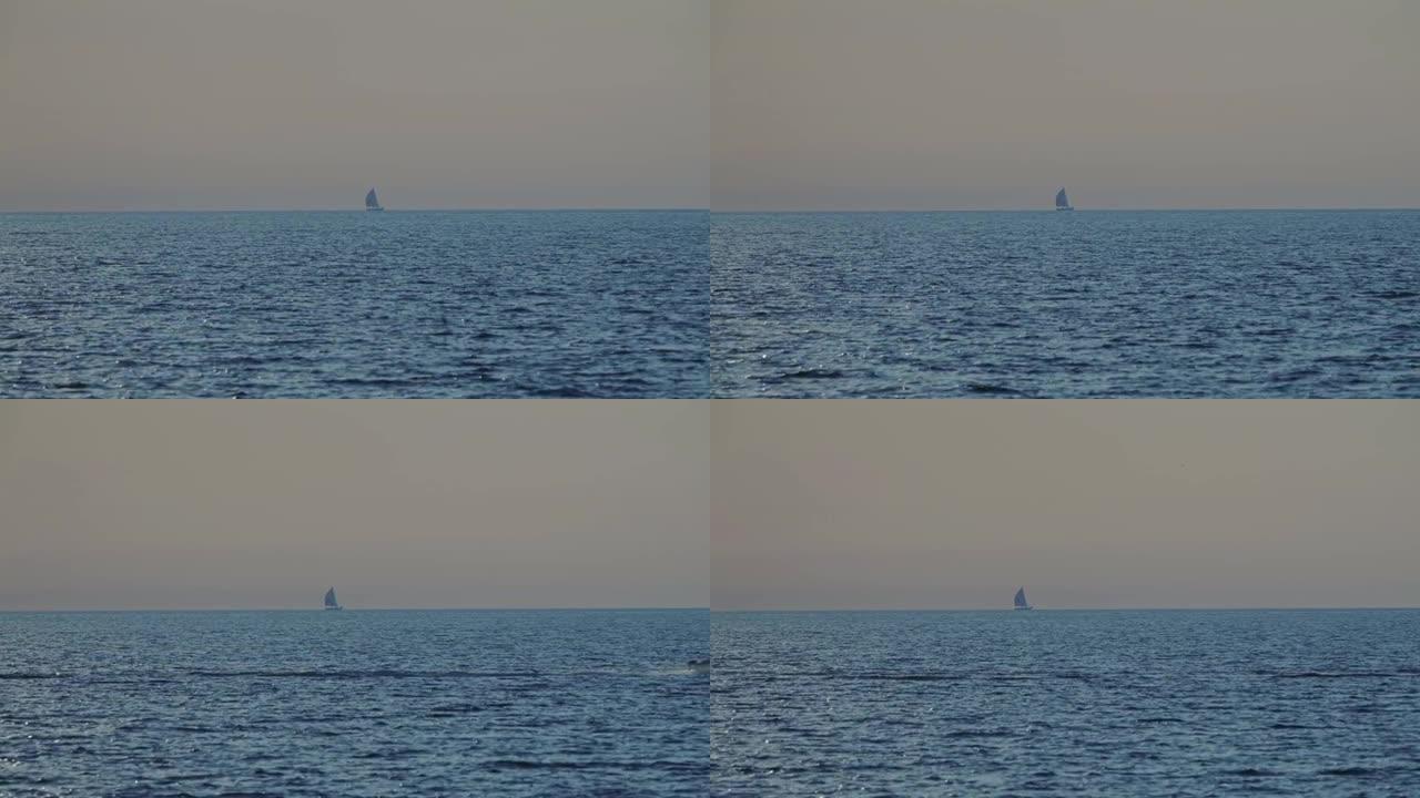 一艘帆船在蓝色海洋水域的景色。