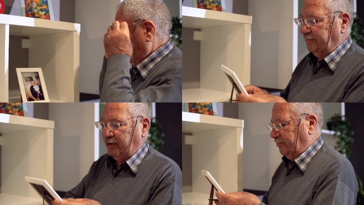 老人看着照片。