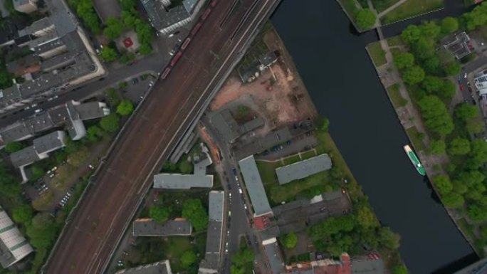 空中鸟瞰穿过城市的多轨铁路线的俯视图。火车在横跨哈维尔河的桥上行驶。德国柏林