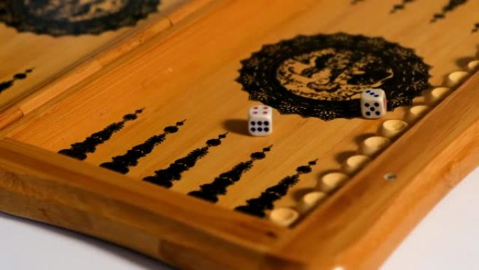 骰子落在双陆棋板上，两个是四个。