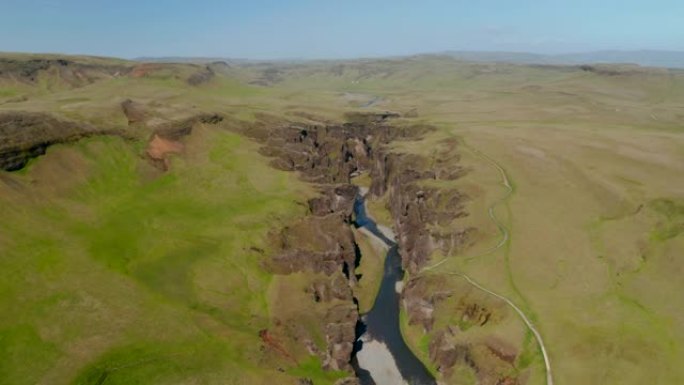 Fjadra河流经100米深的Fjadrargljufur峡谷的鸟瞰图。旅游目的地。Fjadrarg