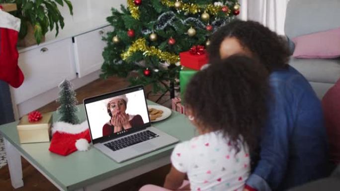 圣诞节期间与女性朋友进行视频通话的非洲裔美国母女快乐