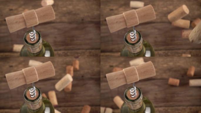 酒瓶塞落在一块旧木板上，背景是塞在一瓶酒中的开瓶器。慢动作。