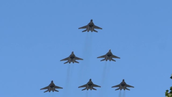 F16战斗机从头顶飞过，慢镜头180fps