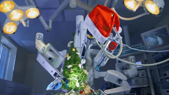 手术室配有装饰圣诞树的手术创新设备。圣诞老人帽在其中一个操纵器上。医学新技术。