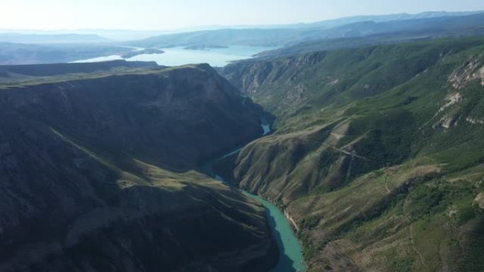 达吉斯坦山区苏拉克峡谷的蓝河俯视图。欧洲最深的峡谷在绿松石苏拉克河的山谷。