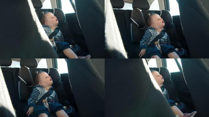 旅行期间，蹒跚学步的女孩睡在车内的背部